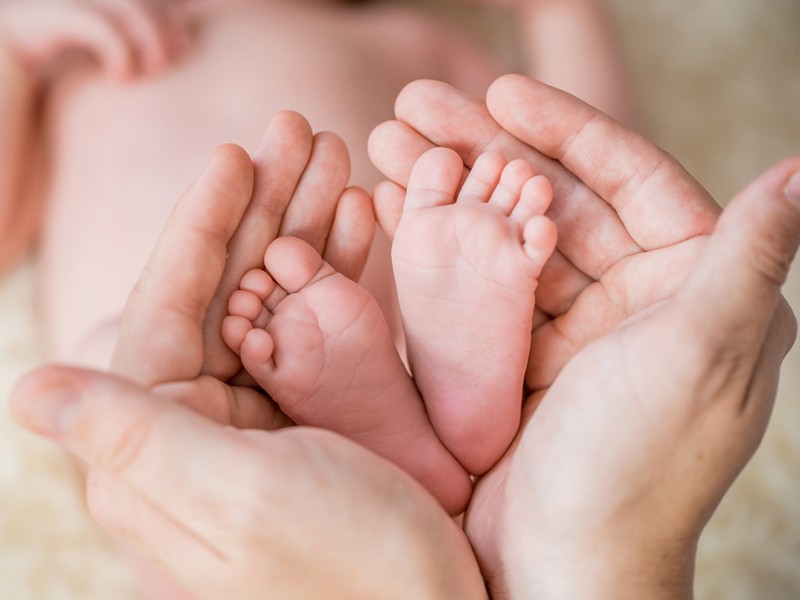Criança nascida pela uma mãe substituta